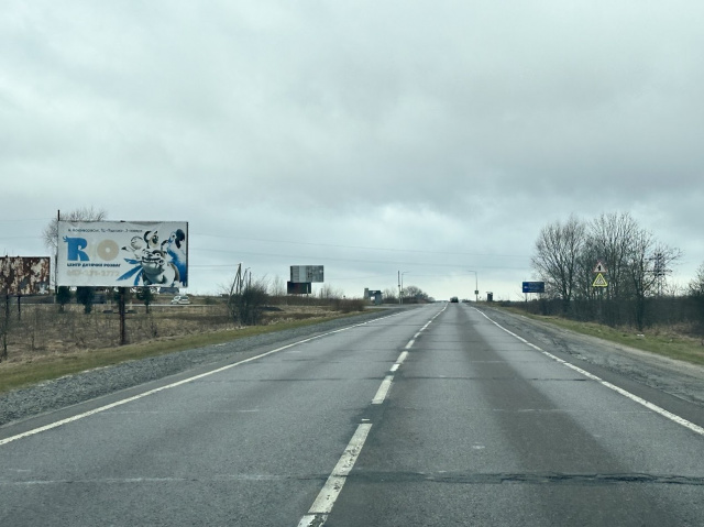 Щит 6x3, а/д М10 Краківець Львів 42+900 км Лівору Вїзд в с.Тернавиця зі сторони м.Яворів Щит 6x3, а/д М10 Краківець Львів 42+900 км Лівору Вїзд в с.Тернавиця зі сторони м.Яворів