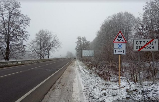Щит 6x3,  а/д М10 Краківець Львів 18+750 км Ліворуч Вїзд в с.Страдч зі сторони м.Львів